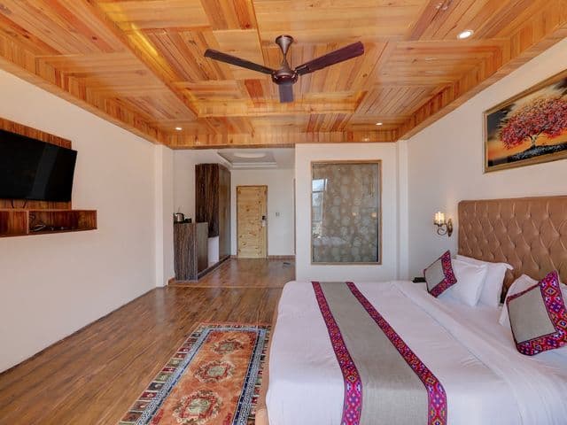 Alpenglow Suite With Mountain View and Balcony — photo 39