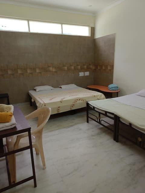 Basement room, lit airy and cool — photo 8