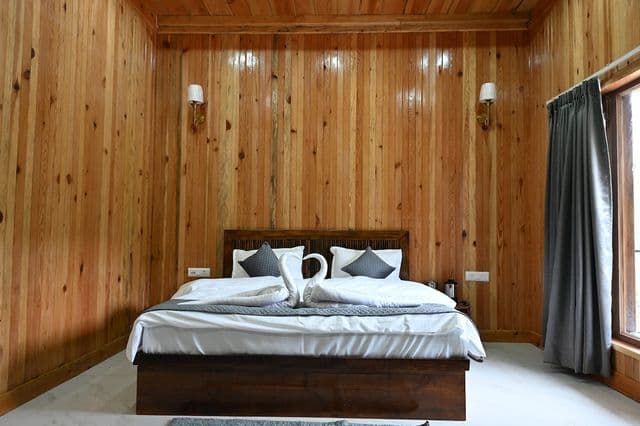 Deluxe Wooden Cottage Rooms — photo 6