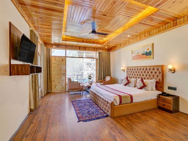 Alpenglow Suite With Mountain View and Balcony — photo 11