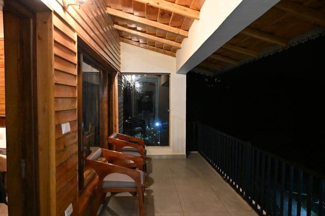 Premium Wooden Family Suite Room  — photo 11