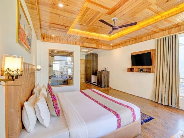 Alpenglow Suite With Mountain View and Balcony — photo 10