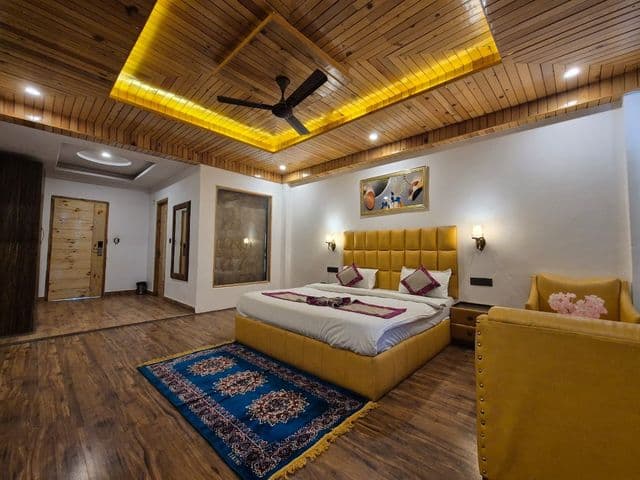 Alpenglow Suite With Mountain View and Balcony — photo 12
