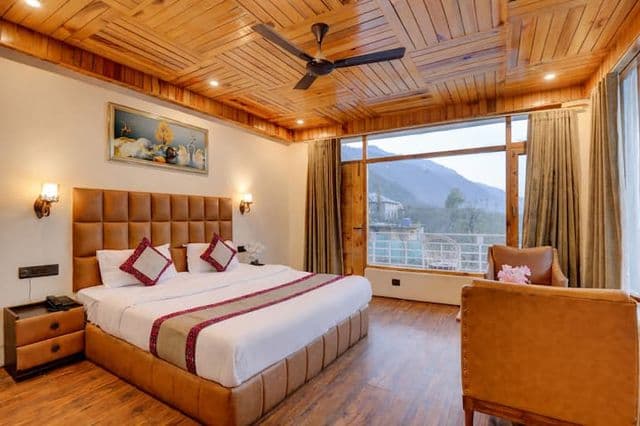 Alpenglow Suite With Mountain View and Balcony — photo 29