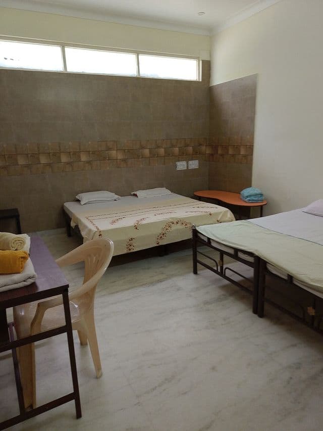 Basement room, lit airy and cool — photo 9