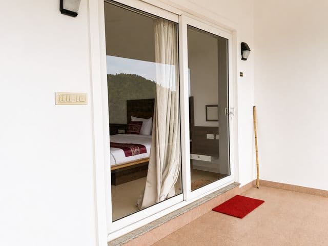 GNM Lotus Deluxe Room with Balcony – Stunning Hill View — photo 9