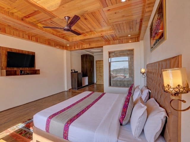 Alpenglow Suite With Mountain View and Balcony — photo 33