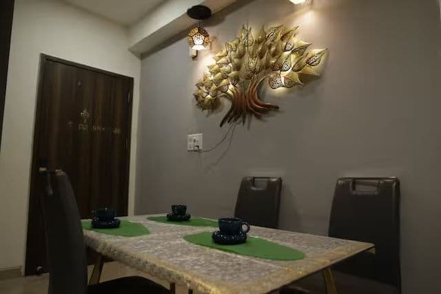 Vrindavriksh. cozy, artsy stay with balcony view — photo 6