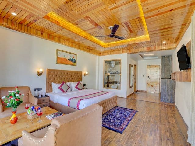 Alpenglow Suite With Mountain View and Balcony — photo 7