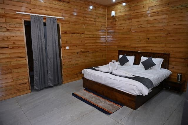 Scenic Wooden, Stone & Mud Retreat Suite — photo 12