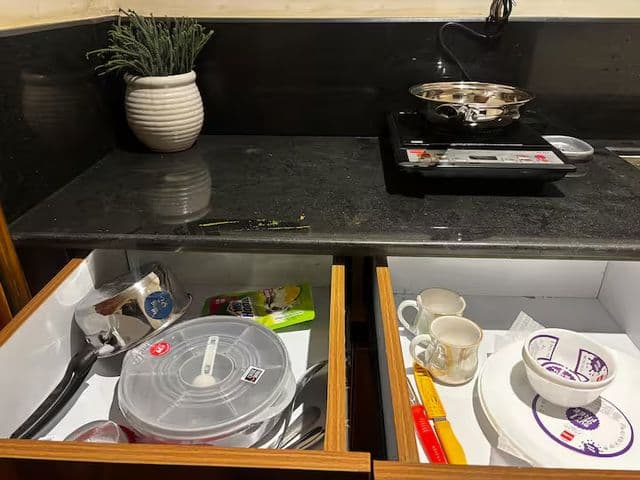 Scarlet Suites By The Pals - Studio with Kitchen — photo 13
