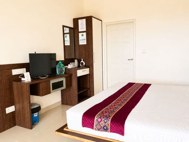 GNM Lotus Deluxe Room with Balcony – Stunning Hill View — photo 8