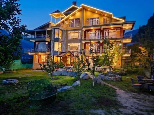 Alpenglow Suite With Mountain View and Balcony — photo 16