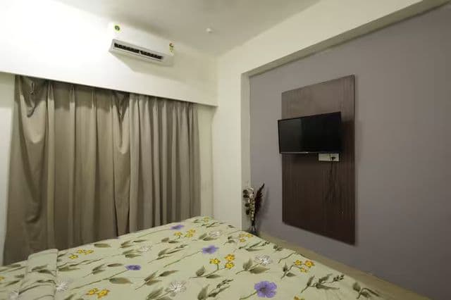 Vrindavriksh. cozy, artsy stay with balcony view — photo 5
