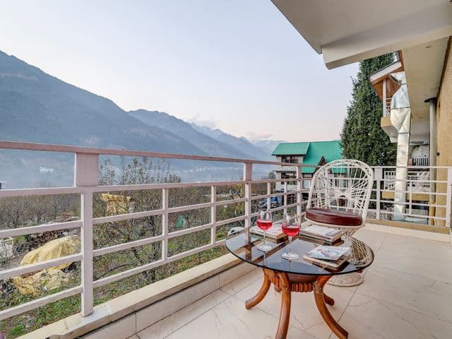 Alpenglow Suite With Mountain View and Balcony — photo 8