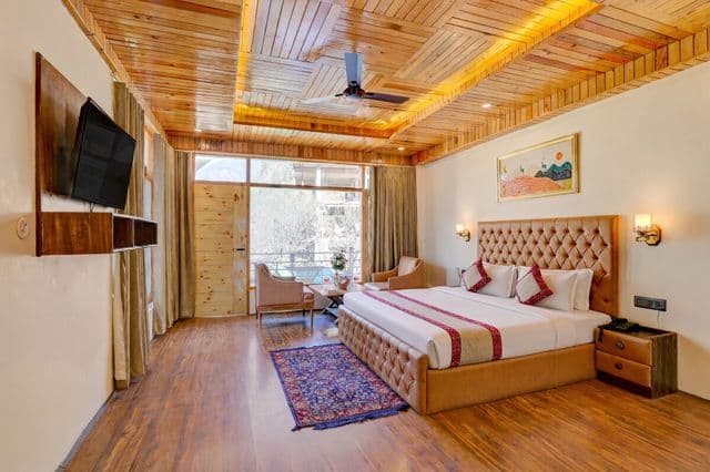 Alpenglow Suite With Mountain View and Balcony — photo 38