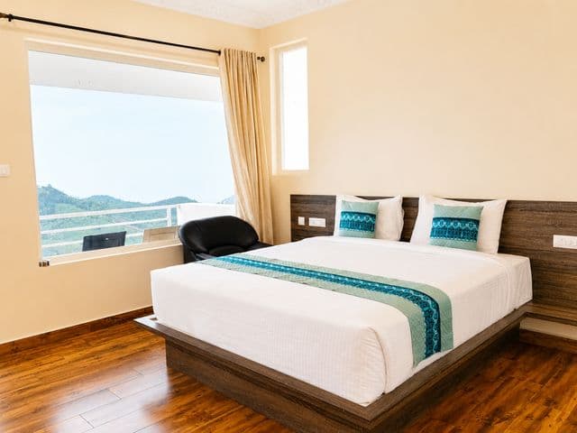 GNM Geranium Deluxe Room with Balcony – Scenic Hill View Stay — photo 12