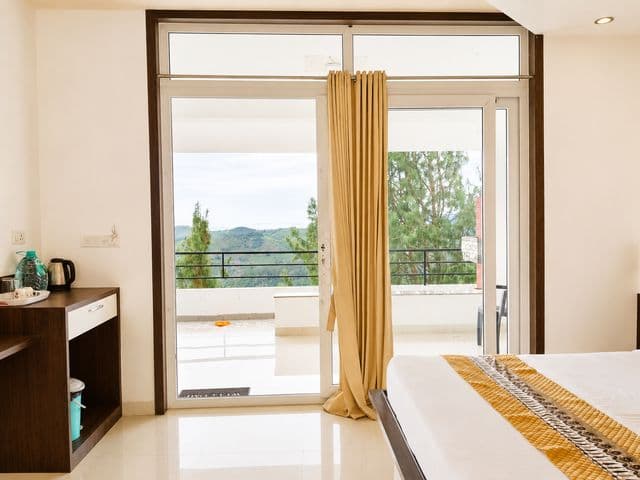 GNM Jasmine Deluxe Room with Balcony – Scenic Hill Views — photo 6