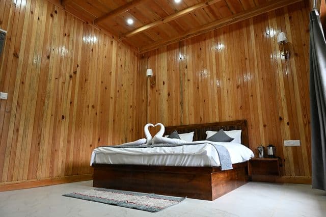 Deluxe Wooden Cottage Rooms — photo 11
