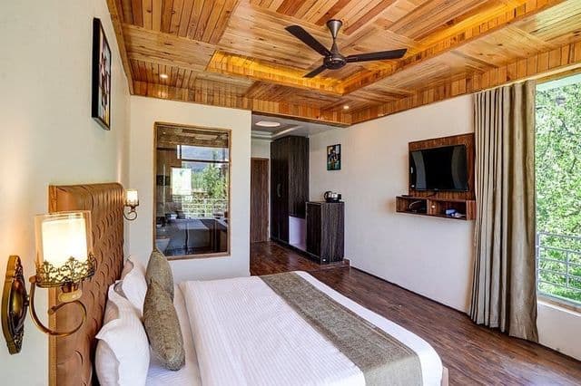 Alpenglow Suite With Mountain View and Balcony — photo 18