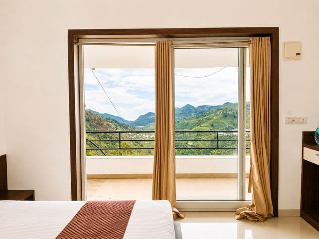 GNM Lotus Deluxe Room with Balcony – Stunning Hill View — photo 10