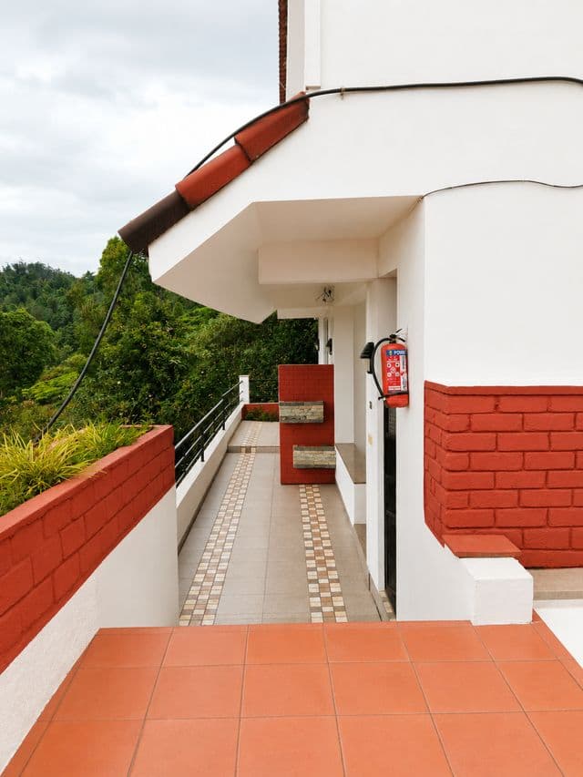 GNM Jasmine Deluxe Room with Balcony – Scenic Hill Views — photo 12