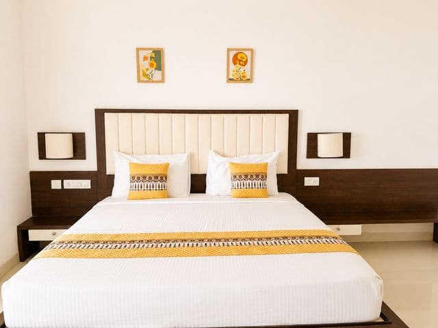 GNM Jasmine Deluxe Room with Balcony – Scenic Hill Views — photo 10