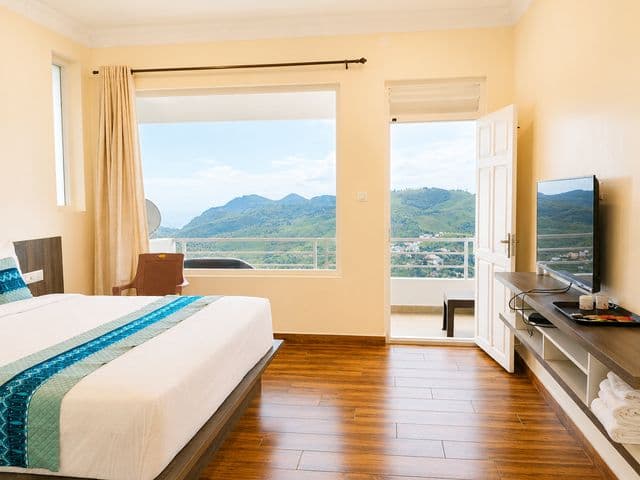 GNM Geranium Deluxe Room with Balcony – Scenic Hill View Stay — photo 2